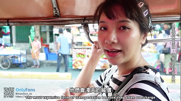 Молодая азиатка делает минет в магазине
