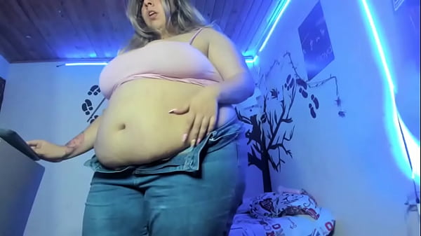 Толстая девушка с большими сиськами голой снимается в камеру