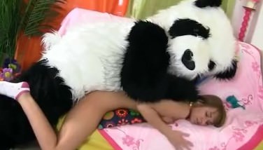 Панда трахает девушку